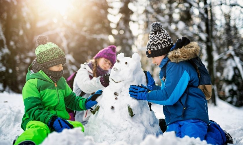 kids building snowman